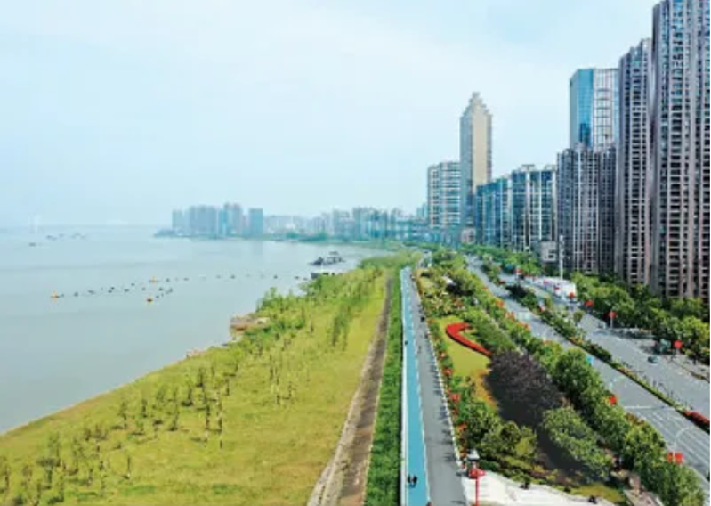 ▲整治后的安徽省芜湖市十里江湾已成为当地一道美丽风景线。(资料图片)